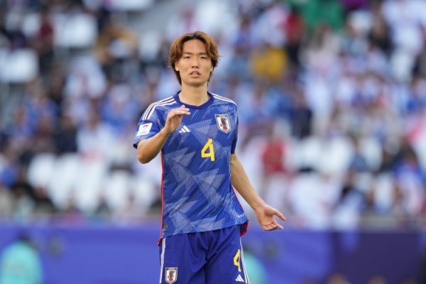 意媒：佛罗伦萨有意门兴的日本后场球员板仓滉、前曼联后场球员林德洛夫