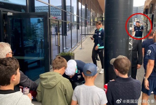 太倒霉了😭VG：哈兰德被大巴的行李舱门撞到，当场喊出“Fxxk”