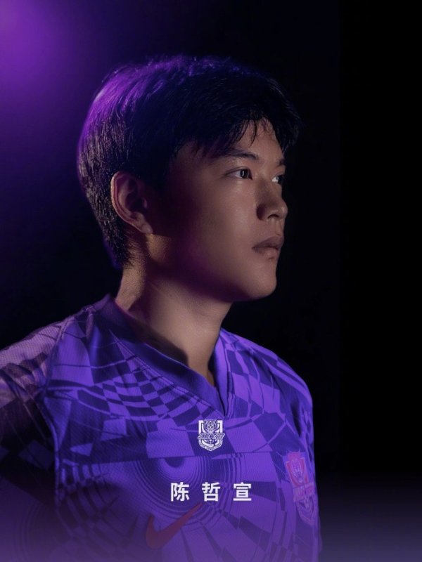 津媒：陈哲宣再次入选U22国足，津门虎指导教练员组向他表示了祝贺