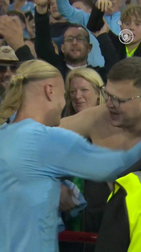 亲切互动！哈兰德赛后送运动活动    服  ，球迷激动拥抱+献吻