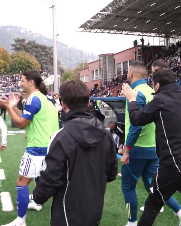 热血  ！战胜尤文后小法冲入球员堆庆祝，向看台“农夫三拳”谢场