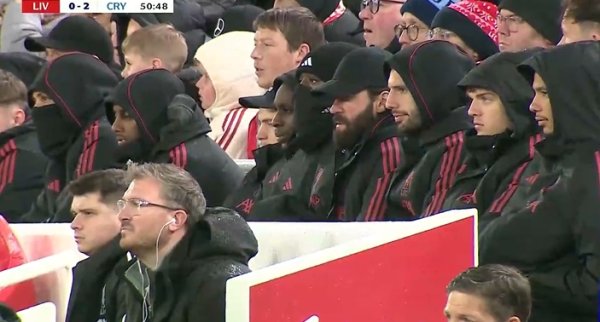 利物浦2球追赶  ，一众主力雨中看台戴帽观战