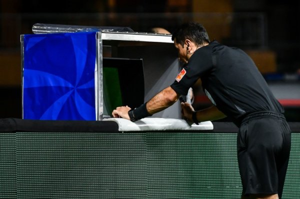 裁判    因VAR能力退化？记者：这指控太过分，大家都知误判可能出现