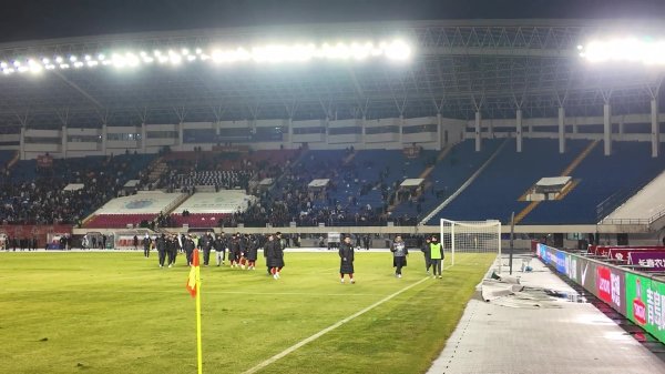 主场作战  0-4大败  国安！亚泰球迷谢场时愤怒高呼：丢人现眼！