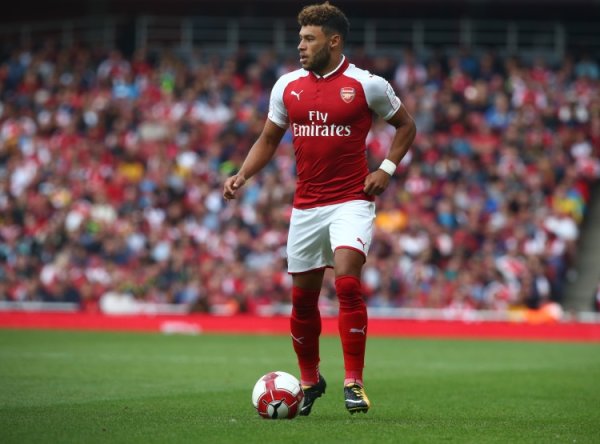 人无再少年！保持竞技状态  ，32岁张伯伦正随老东家阿森纳U21进行练习