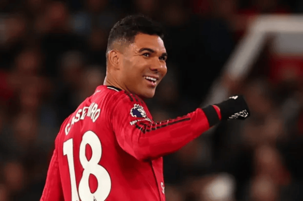 记者: 阿莫林希望曼联改主意留卡塞米罗, 但不降薪就难续约