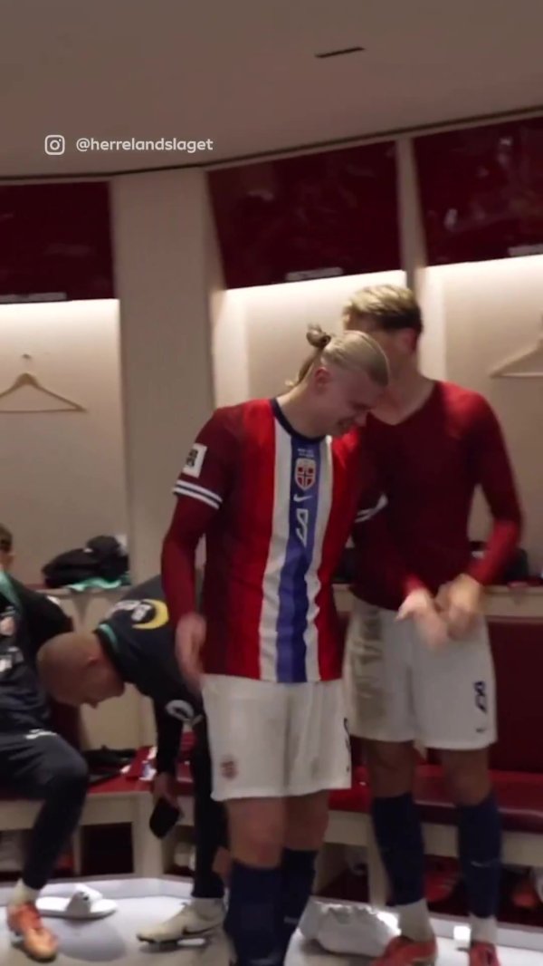 世界杯赛  我们来了！哈兰德赛后与队友在更衣室内载歌载舞庆祝